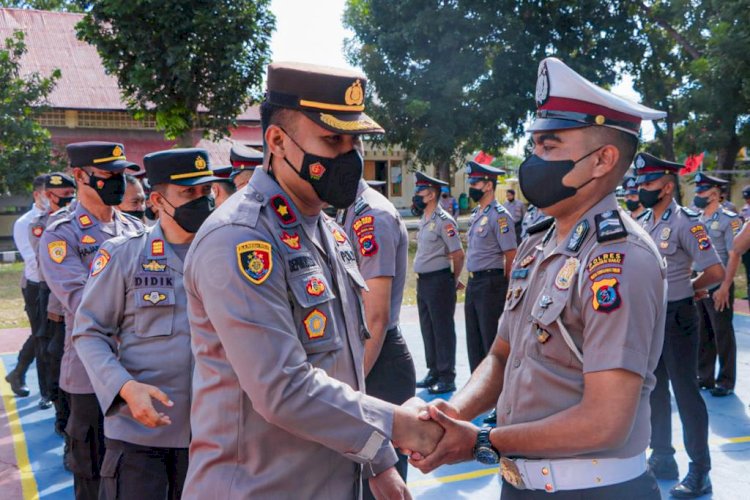 Wakapolres Pimpinan Upacara Kenaikan Pangkat 35 Personil Polres Mabar dan 1 Anggota Brimob Kompi 4 Yon B Pelopor Labuan Bajo