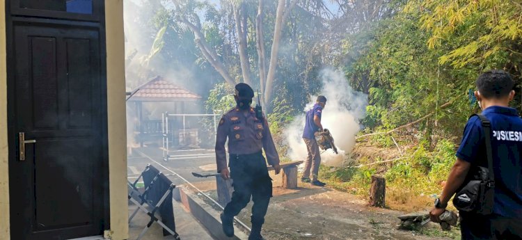 Cegah Penyakit DBD, Polres Mabar Bersama Puskesmas Labuan Bajo Lakukan Fogging