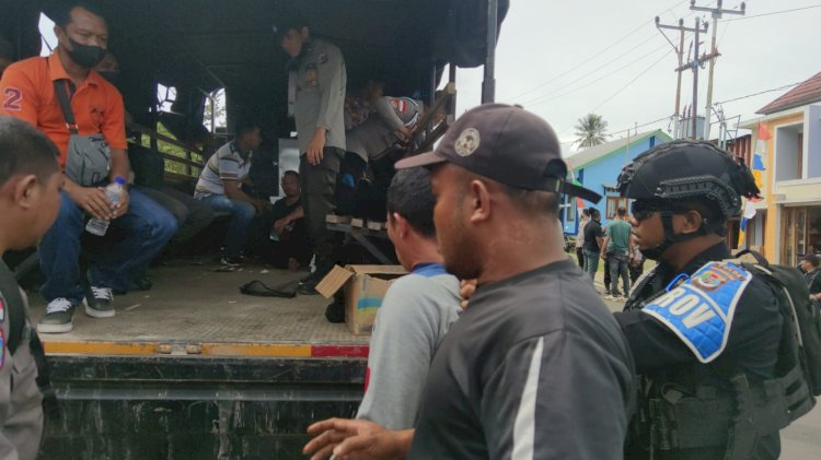 Personil Polres Mabar Bersama Brimob Kompi 4 Labuan Bajo Mengamankan Terduga Pelaku Pengrusakan dan Pembakaran Surat Suara di Wae Jare