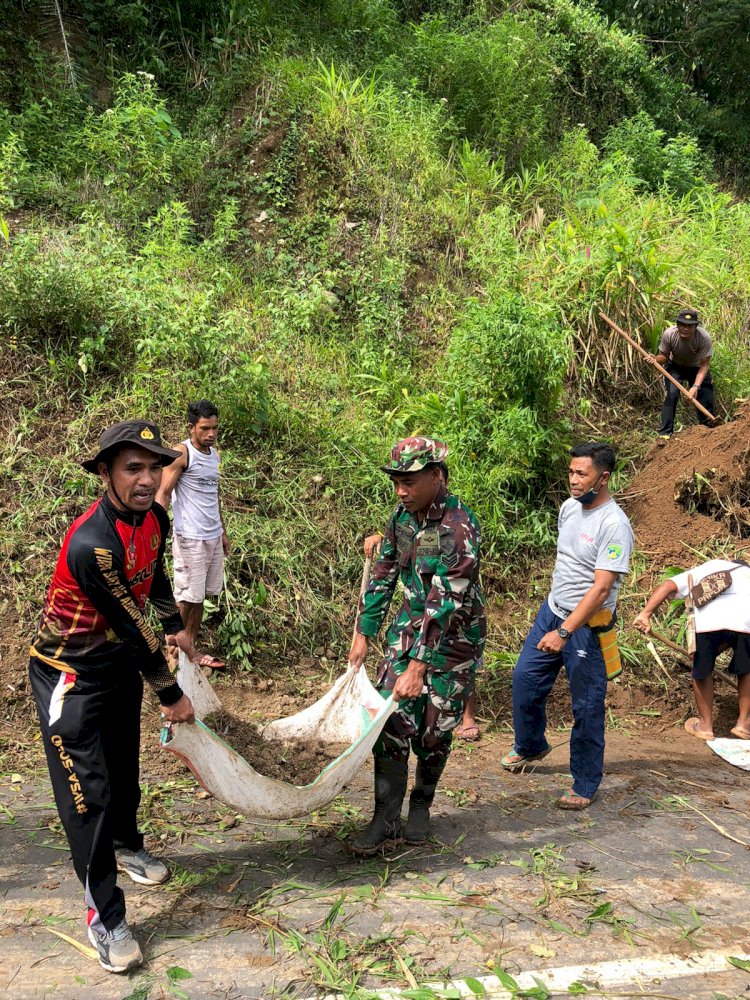 Sinergitas TNI-Polri Bersama Pemerintah Desa, Bantu Masyarakat Bersihkan Material Akibat Longsor