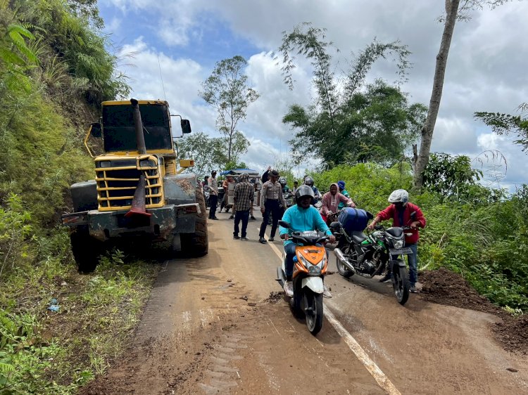 Kembali Longsor, Jajaran Polsek Kuwus Bantu Warga Bersihkan Timbunan Material di Jalan