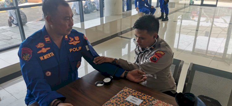 Pastikan Kondisi Prima, Si Dokkes Polres Mabar Cek Kondisi Kesehatan Personil Pam Operasi Lilin