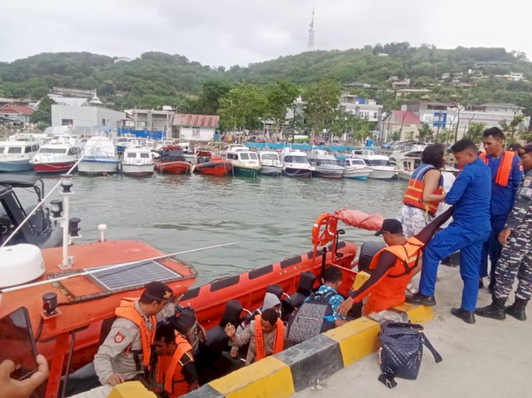 Tim SAR Gabungan Evakuasi 11 Orang Penumpang Kapal King Fisher De Seraya Yang Alami Gangguan Mesin