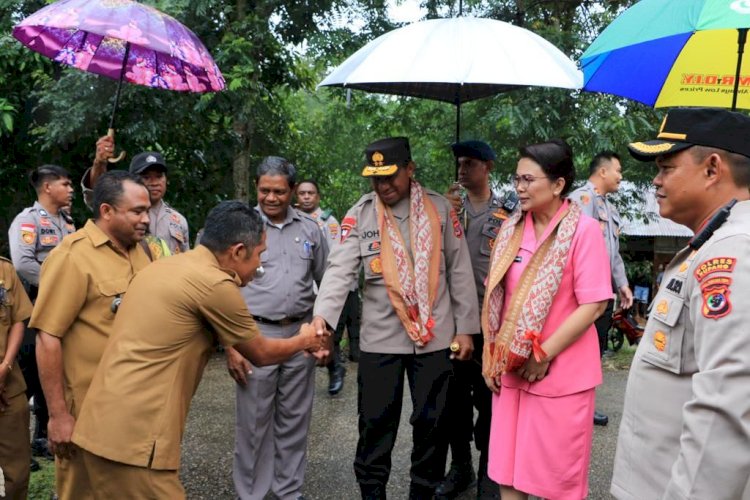 Kapolda NTT Irjen Pol Drs. Johni Asadoma, M.Hum., dan Ketua Bhayangkari Daerah NTT Ny. Vera Johni Asadoma Berkunjung ke Kediaman Nono sang Juara Matematika.