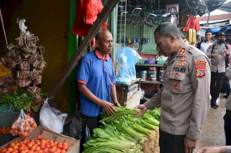 Jumat Curhat di Pasar Kasih Naikoten I, Kapolda NTT Terima Berbagai Keluhan Masyarakat