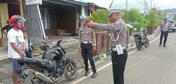 Operasi Keselamatan: Kasat Lantas Iptu Royke Weridity, Neka Hemong Pake Helm