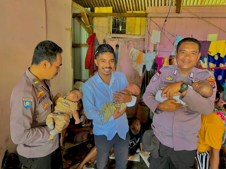 Peduli Kasih, Kapolsek Kuwus Berikan Bantuan Sembako Kepada Orang Tua Bayi Kembar