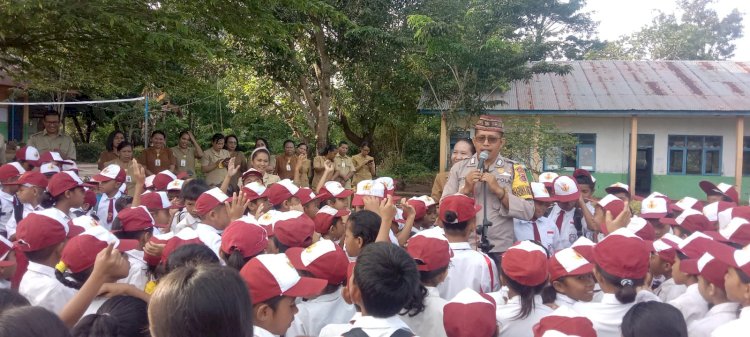 Sambang SD Inpres Daleng, Ini Pesan Bripka Adrianus Don Bosco