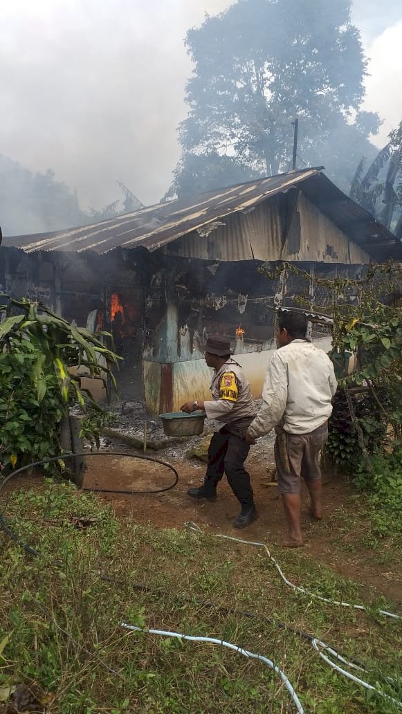 Responsif, Bhabinkamtibmas Bersama Warga Bantu Padamkan Kebakaran Rumah