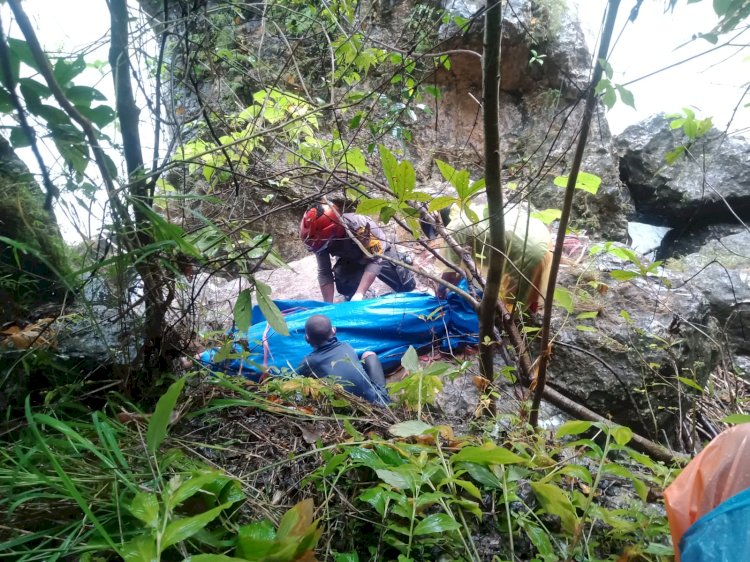 Nenek Terseret Arus Banjir Akhirnya Ditemukan, Polisi Bantu Evakuasi