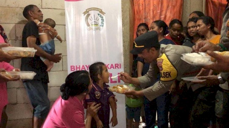 Jadi Orang Tua Asuh Anak Stunting, Kapolsek Kuwus Berikan PMT