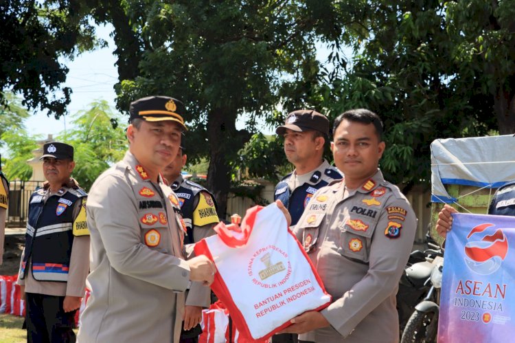 Usai KTT Ke-42 ASEAN, Polisi Salurkan Sembako Bantuan Presiden Jokowi di Labuan bajo
