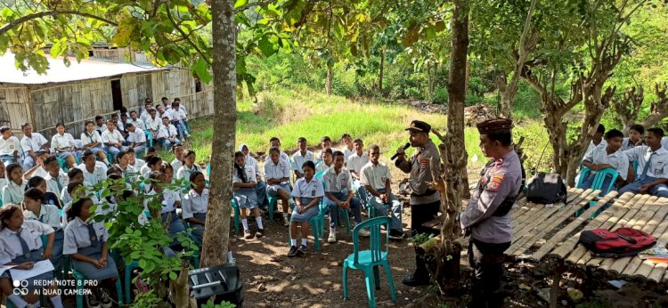 Sembari Menikmati Sejuknya Udara, Polisi Berikan Sosialisasi Pencegahan Kenakalan Remaja
