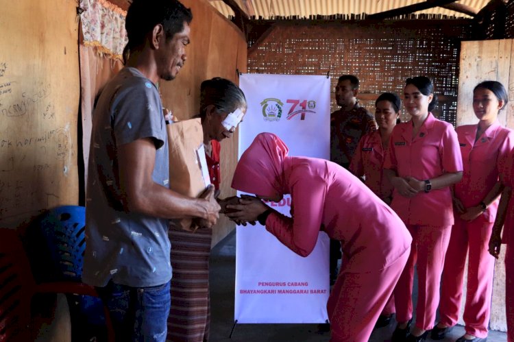 Kunjungan Kerja, Kapolres Mabar Bagikan Sembako kepada Lansia di Lembor