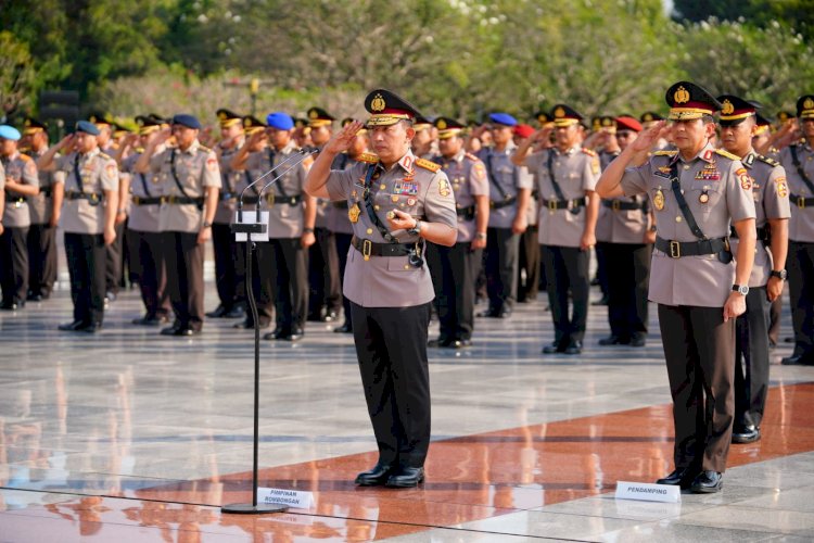 Jelang HUT ke-77 Bhayangkara, Kapolri dan Jajaran Ziarah ke TMP Kalibata