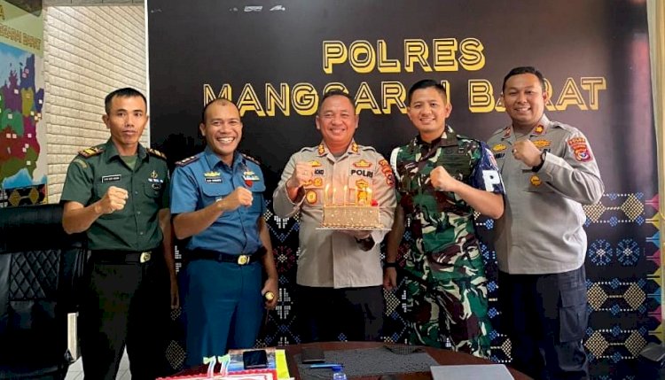 Hari Bhayangkara, Tiga Matra TNI Datangi Polres Mabar Berikan Kado Spesial