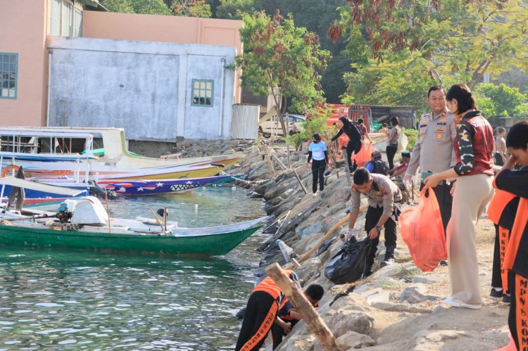 Peduli Lingkungan, Polisi Bersama Pelajar dan Masyarakat Bersihkan TPI Labuan Bajo