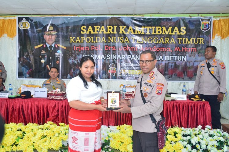 Kapolda NTT Uji Kemampuan Bahasa Inggris Siswa-Siswi SMA Sinar Pancasila Betun