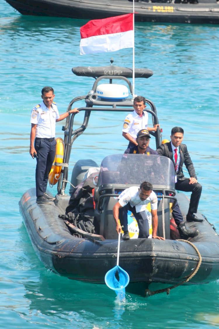 Dukung AMMTC, Polisi Bersama Masyarakat Bersihkan Kawasan Perairan Labuan Bajo