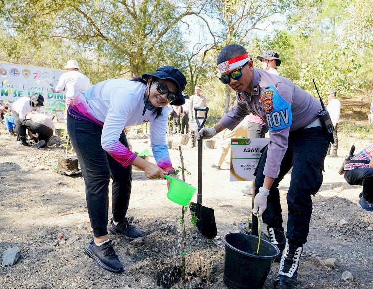 Kapolri Ajak Delegasi AMMTC Tanam Pohon di Habitat Komodo, Pecahkan Rekor MURI