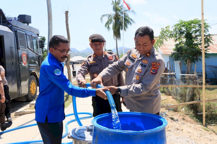 Atasi Krisis, Polisi Bersama Perumda Distribusikan 16.500 Liter Air Bersih di Labuan Bajo
