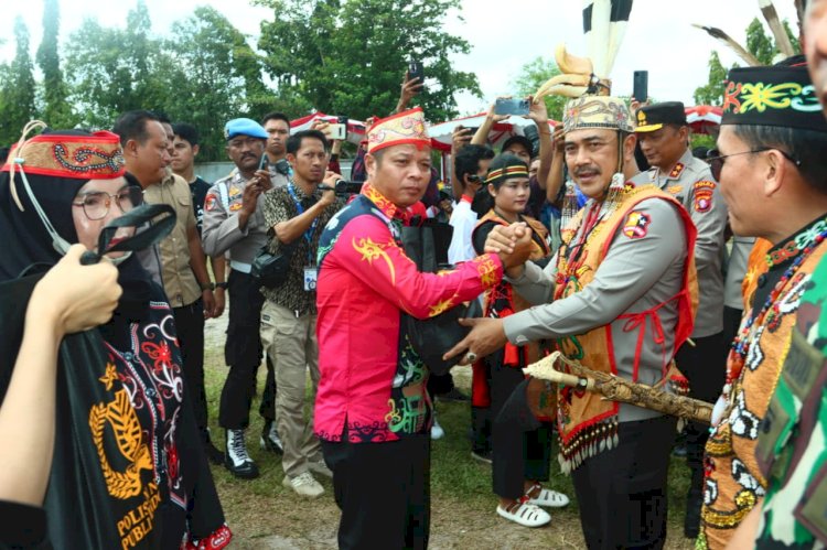 Disaksikan Ribuan Masyarakat, Wakapolri Dianugerahi Warga Kehormatan Dayak Kalteng Dan Bagikan 5.000 Paket Bansos