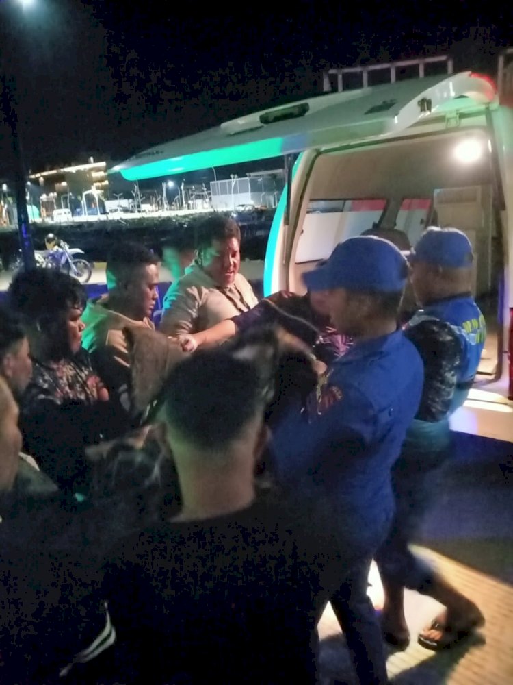 Polisi Bantu Evakuasi Ibu dan Anak ke Puskesmas Labuan Bajo