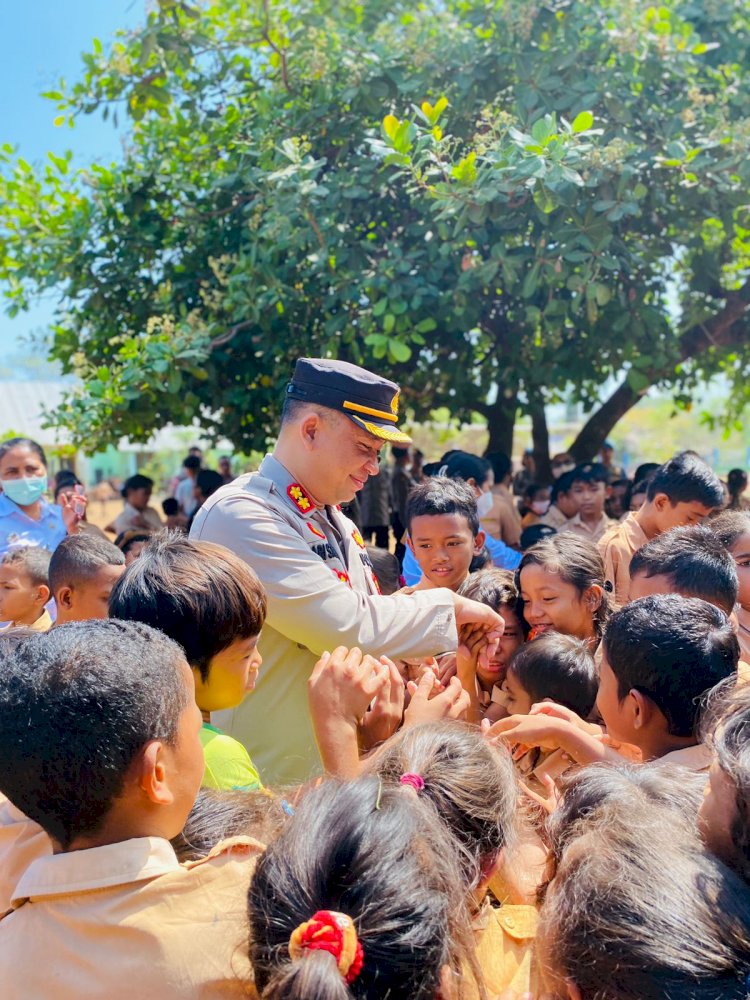 Peduli Budaya Literasi, Kapolres Mabar Bagikan 600 Eksemplar Buku di Labuan Bajo