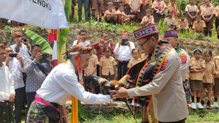 Kunjungi Desa Tengku, Kapolda NTT Bersama Rombongan Disambut Hangat Masyarakat