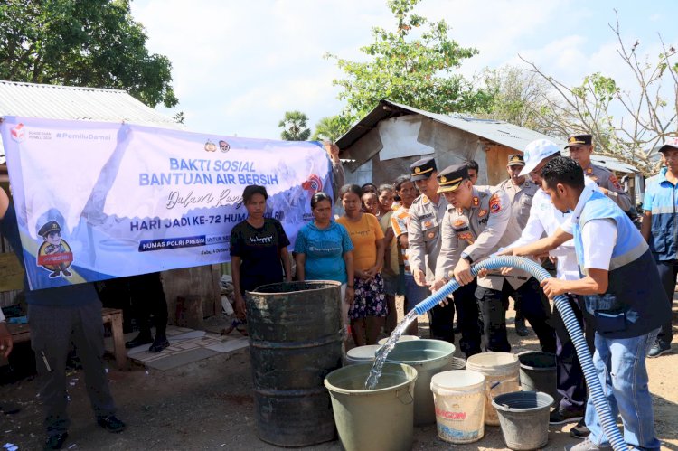 Hari Jadi Humas Polri Ke 72, Polisi Bersinergi Dengan Perumda Wae Mbeliling Bagikan Air Minum Bersih