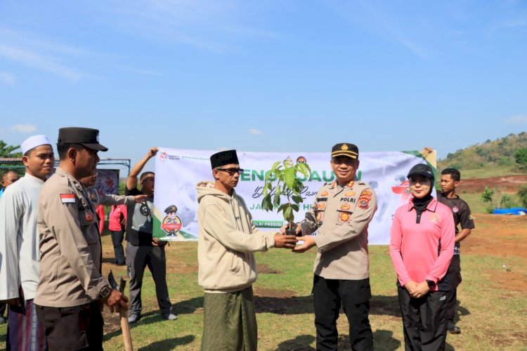 Lestarikan Lingkungan, Polisi Bersama Santri Tanam Bibit Pohon di Pesantren Nurul Fatah Mburak