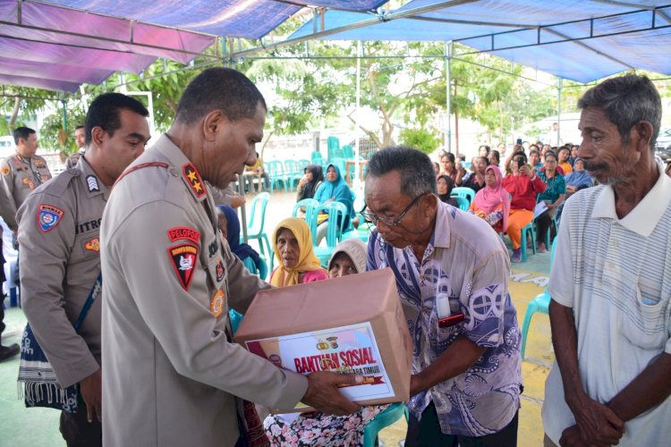 Kapolda NTT Berikan Bantuan Sosial kepada 100 KK di Kecamatan Kota Waingapu