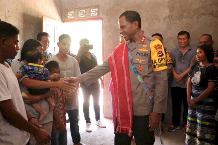 Membangun Harapan: Kapolda NTT Meresmikan Rumah Bantuan di Desa Pariti