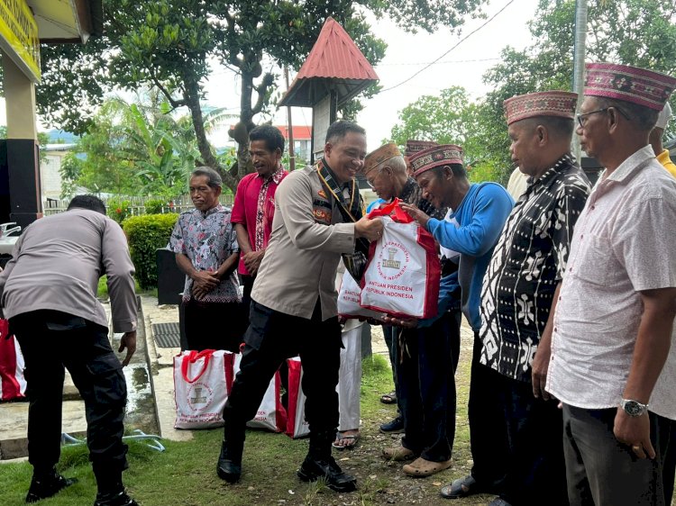 Kunjungan Kerja, Kapolres Mabar Ajak Masyarakat Jaga Kamtibmas dan Bagikan Bansos