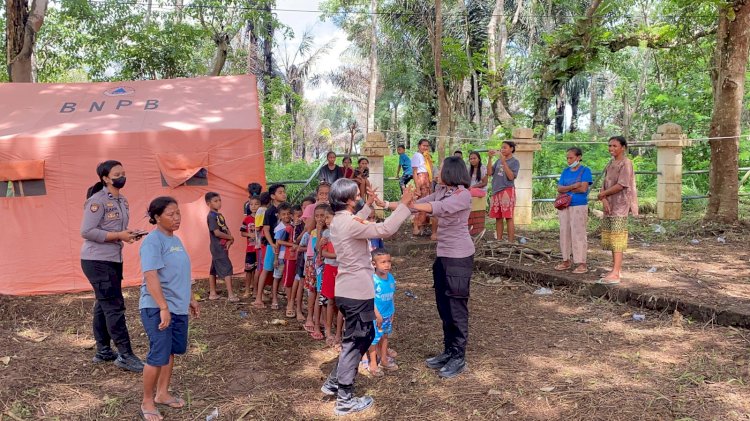 Misi Kemanusiaan, Tim Trauma Healing Polwan Ditsamapta Polda NTT Mendekatkan Harapan di Tengah Erupsi