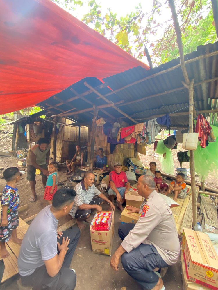 Polres Flotim Beri Bantuan Sosial untuk Pengungsi Mandiri di Kebun Desa Konga