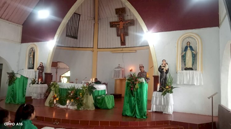 Jelang Pemilu 2024, Kapolsek Kuwus Menyapa Jemaat Gereja Santo Assisi Tentang