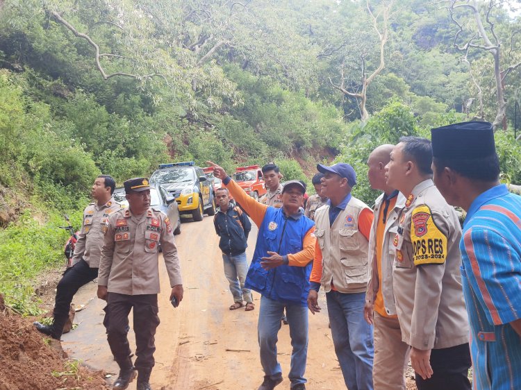 Pasca Hujan Lebat, Kapolres Mabar Turun Langsung Tinjau Lokasi Longsor di Kecamatan Mbeliling