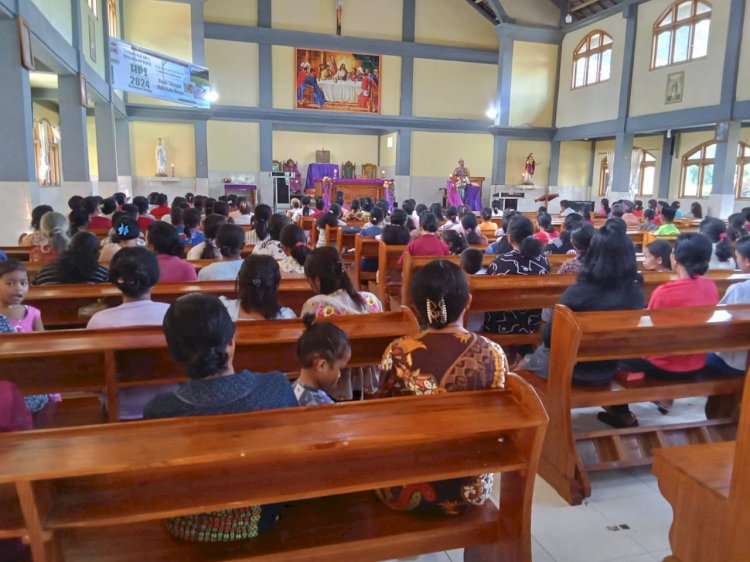 Minggu Kasih, Polsek Kuwus Berikan Pesan Damai Kepada Umat Gereja Katholik