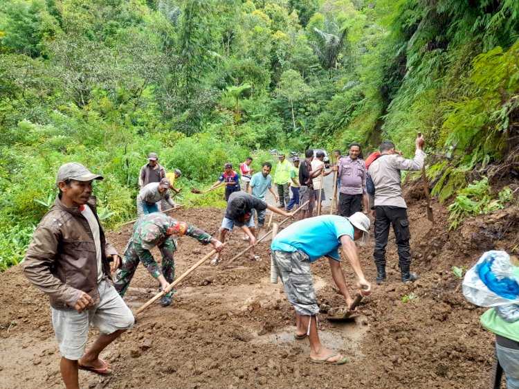 Gotong Royong, TNI-Polri Bersama Warga Bersihkan Material Longsor