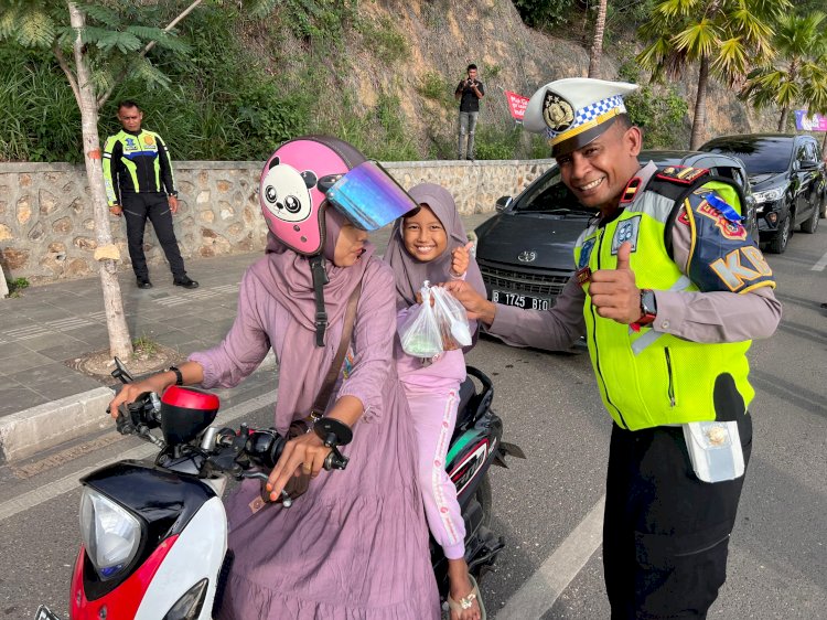 Operasi Keselamatan, Satlantas Polres Mabar Bagi-Bagi Takjil di Labuan Bajo