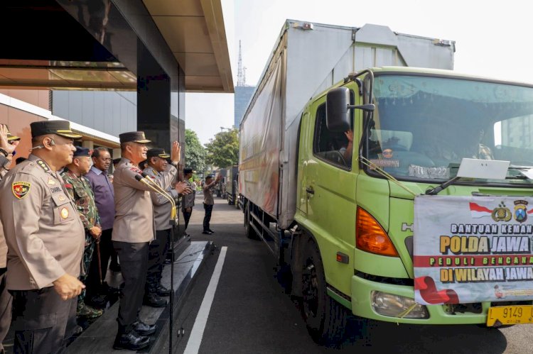 Kapolda Jatim Berangkatkan 50.789 Paket Bantuan Kemanusiaan untuk Warga Terdampak Banjir Jateng