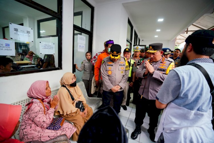 Kapolri Pastikan Beri Pelayanan Terbaik Bagi Keluarga Korban Kecelakaan Tol Cikampek