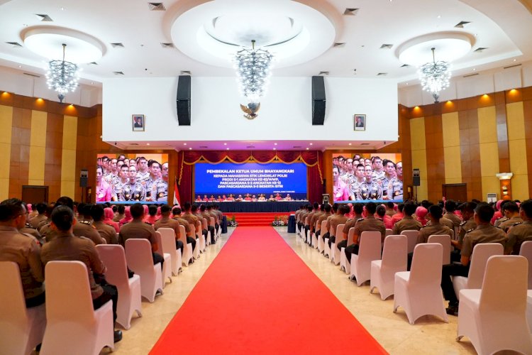 Pembekalan Ketua Umum Bhayangkari Kepada Mahasiswa STIK Lemdiklat Polri Prodi S-1 Angkatan Ke 82, Pascasarjana S-2 Angkatan Ke 13 Dan Pascasarjana S-3 Beserta Istri