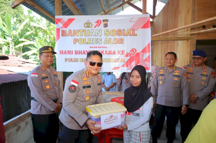 Sentuhan Kasih Polri: Wakapolda NTT Bagikan Bansos di Alor Sambut Hari Bhayangkara ke-79