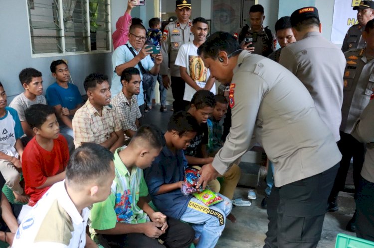 Peduli dan Berbagi di Hari Bhayangkara ke-79, Wakapolda NTT Sambangi Panti Asuhan Bhakti Luhur Ende