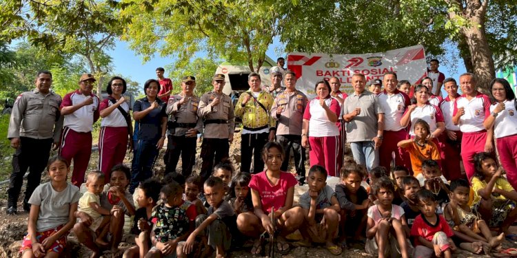 Polri Untuk Masyarakat: Biro Logistik Polda NTT Salurkan Air Bersih untuk Warga Pemulung di Pasir Panjang