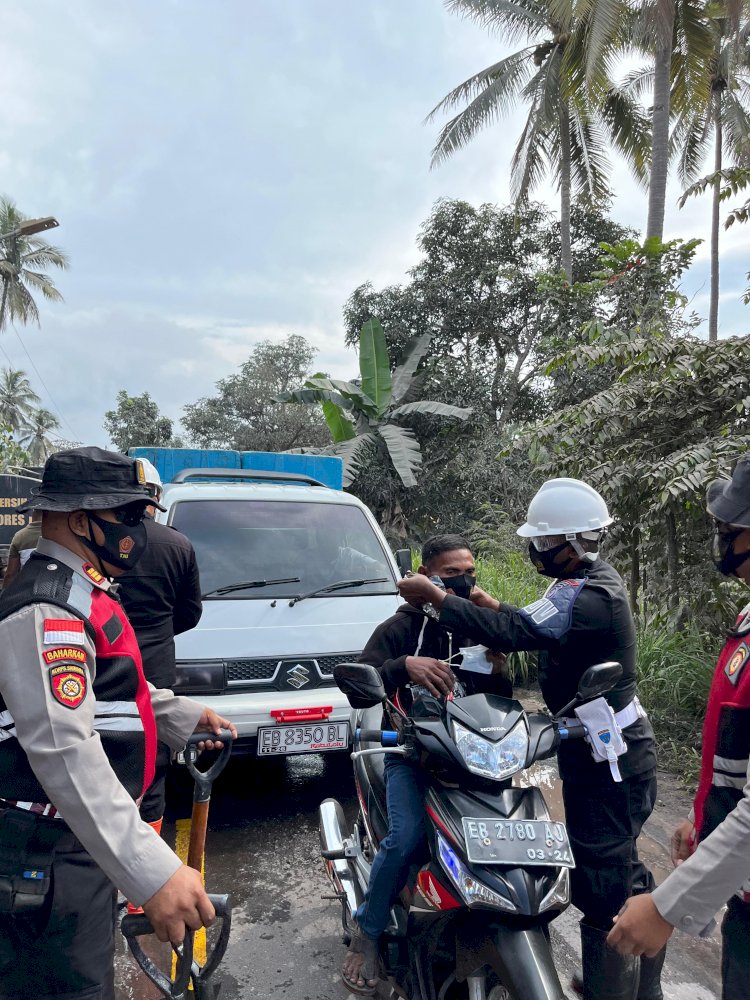 Polri untuk Masyarakat: Hadir Humanis di Tengah Bencana Erupsi Lewotobi Laki-Laki