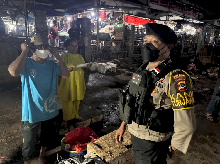 Dampak Abu Vulkanik Gunung Lewotobi Laki-Laki, Polisi Bagikan Masker di Labuan Bajo