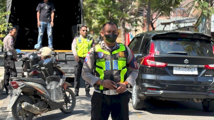 Cegah Kemacetan, Polisi Tertibkan Parkir Liar di Sepanjang Jalan Soekarno-Hatta Labuan Bajo